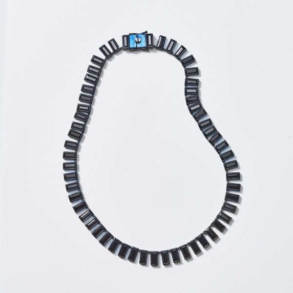 Крупный план ожерелья Nakard из черной шпинели, которое носила Кэрри. Фото: Nak Armstrong/Nakard