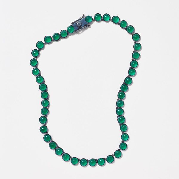 Ожерелье Small Dot Riviere от Nakard из зеленого оникса, которое носила Сара Джессика Паркер в фильме «И просто так»