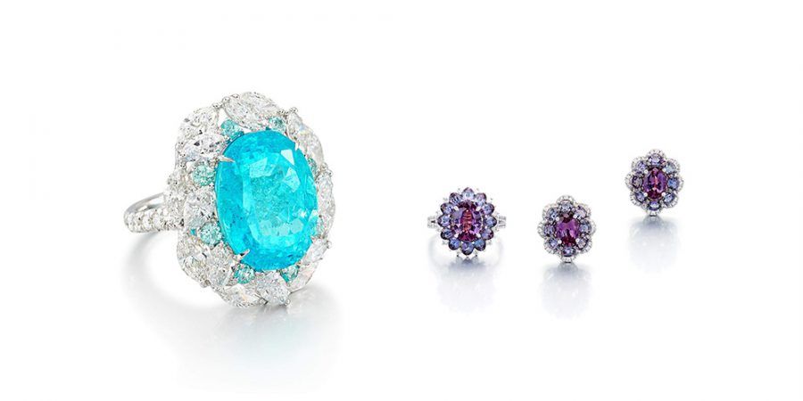 Слева: кольцо с турмалином Параиба весом 15,98 карата и бриллиантами. Справа: кольцо и серьги с александритом и бриллиантами. Фото: Sotheby’s