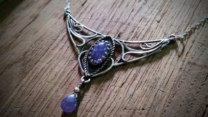 Колье с танзанитом: как выбрать и носить