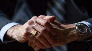 Как правильно носить печатку мужчинам и женщинам