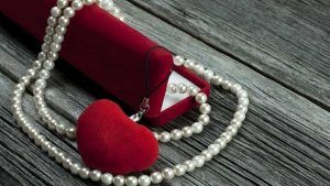 Какие украшения уместно преподнести в подарок ко Дню Святого Валентина