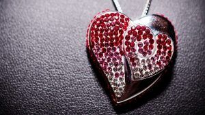 Какие украшения подарить девушке ко Дню всех влюбленных