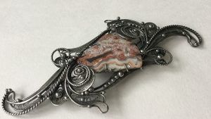 Брошь с яшмой: особенности выбора, сочетание с гардеробом Брошь с яшмой: особенности выбора, сочетание с гардеробом