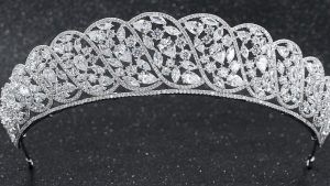 Диадема с фианитами: особенности, как выбрать и носить