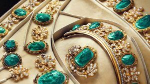 Из истории украшений: парюра, полупарюра, сет