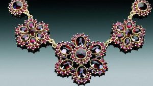 Чешский гранат: свойства и особенности камня