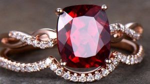 Гранат для Водолеев: подходит или нет? Как Водолеям носить гранат