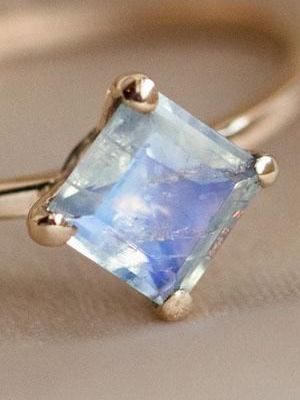 цвет лунного камня