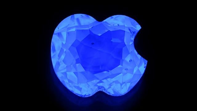 В длинноволновом ультрафиолетовом свете бриллиант новой огранки показал сильную голубую флуоресценцию. Источник: Диего Санчес