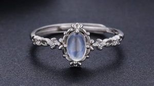 Какого цвета бывает лунный камень