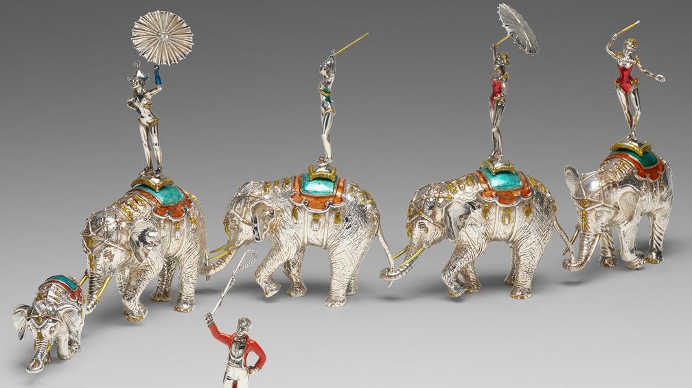 Набор статуэток слонов от Tiffany & Co. из серебра, покрытого эмалью, был продан за 21 250 долларов