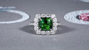 Кольца с цаворитом: особенности, как выбрать и носить Кольца с цаворитом: особенности, как выбрать и носить