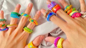 Модный тренд: как грамотно носить пластиковые кольца, как Белла Хадид Модный тренд: как грамотно носить пластиковые кольца, как Белла Хадид