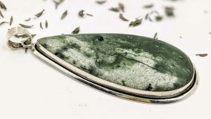 Подвески с нефритом: как выбрать и носить