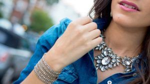 Как правильно носить крупные украшения