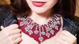 Шейное украшение пластрон: особенности, как правильно носить