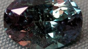 Синий гранат: свойства и применение камня