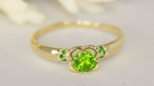 Украшения с цаворитом: особенности, как выбрать и носить Украшения с цаворитом: особенности, как выбрать и носить