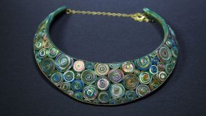 Шейное украшение гривна: особенности, как правильно носить