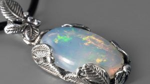 Подвески с опалом: особенности, как выбрать и носить