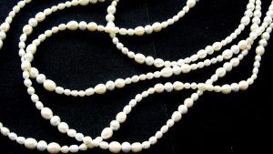 Шейное украшение «опера»: особенности, как правильно носить