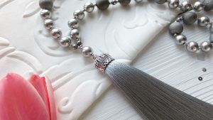 Шейное украшение роуп: особенности, как правильно носить Шейное украшение роуп: особенности, как правильно носить