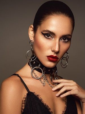 Как правильно носить крупные украшения