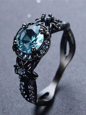 Синий гранат: свойства и применение камня