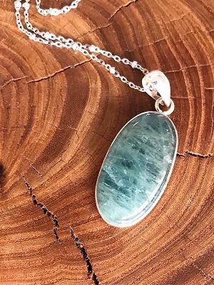 Подвески с аквамарином: как выбрать и носить