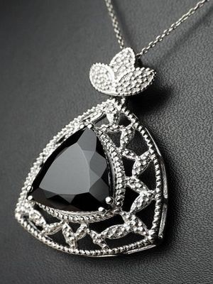 Подвески со шпинелью: особенности, как выбрать и носить