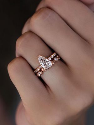 На каком пальце носить кольцо с бриллиантом