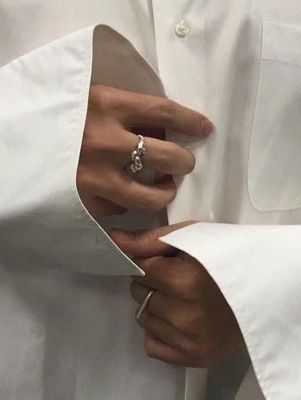 На каком пальце носить кольцо с бриллиантом и почему