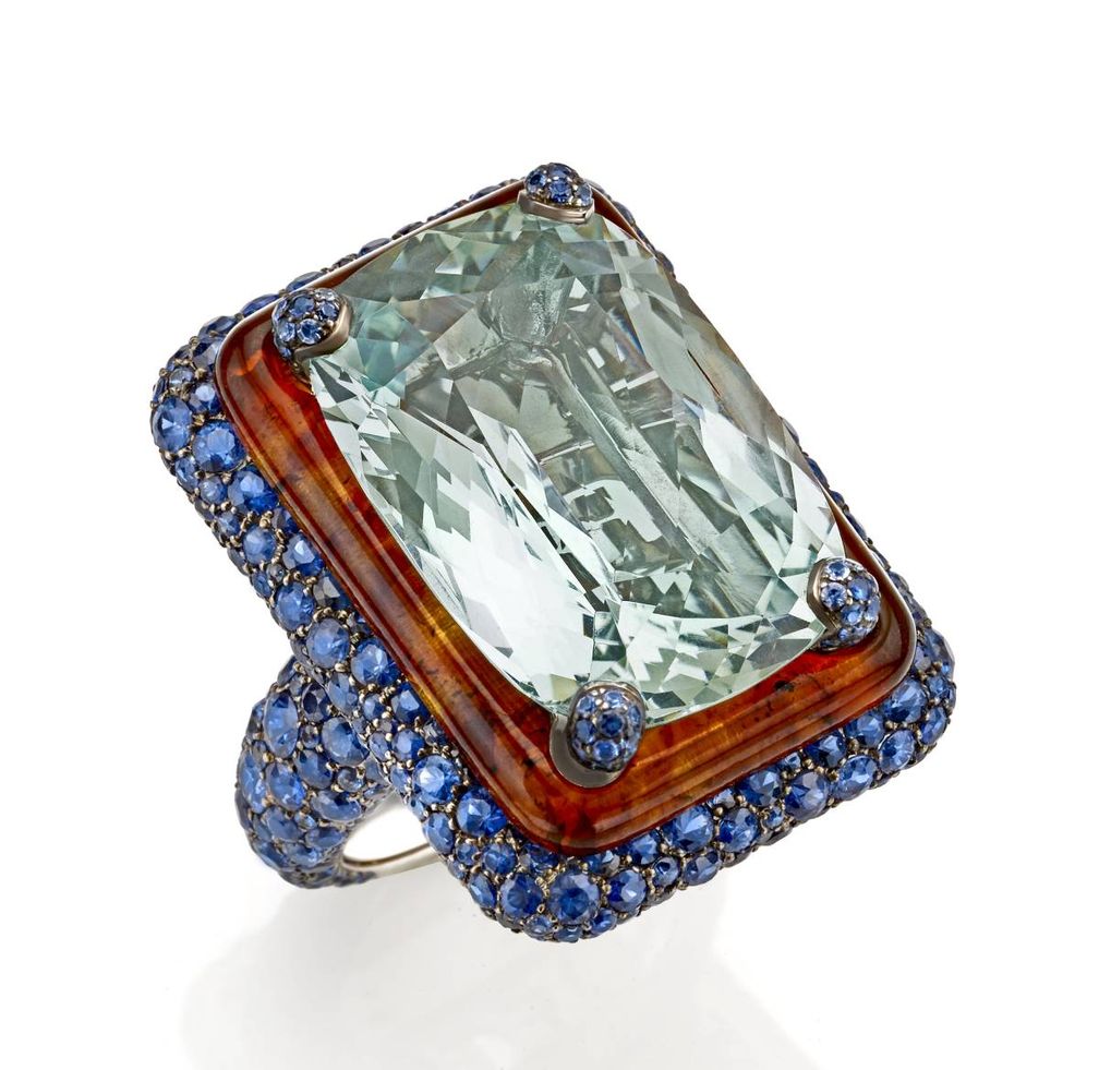Уникальное кольцо от Фаваза Груози из белого золота украшено голубыми сапфирами, аквамарином и янтарем