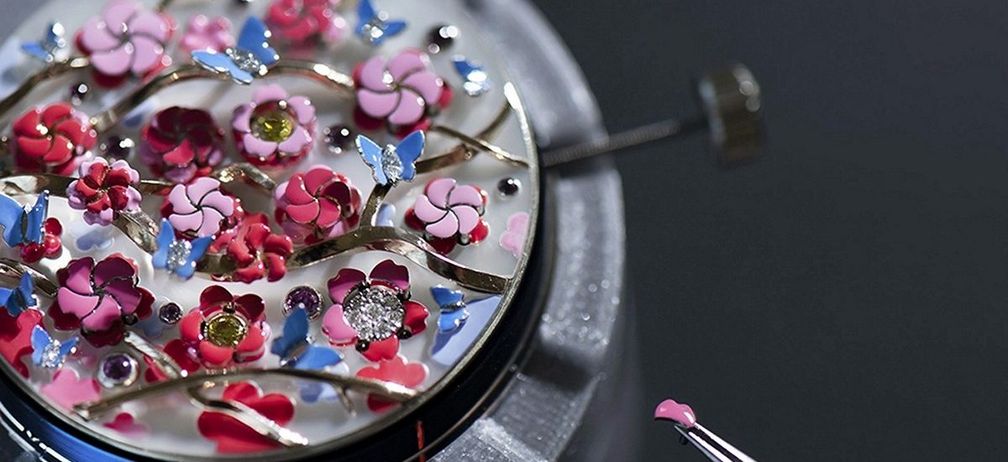 Как Van Cleef & Arpels делает часы похожими на цветущие сады