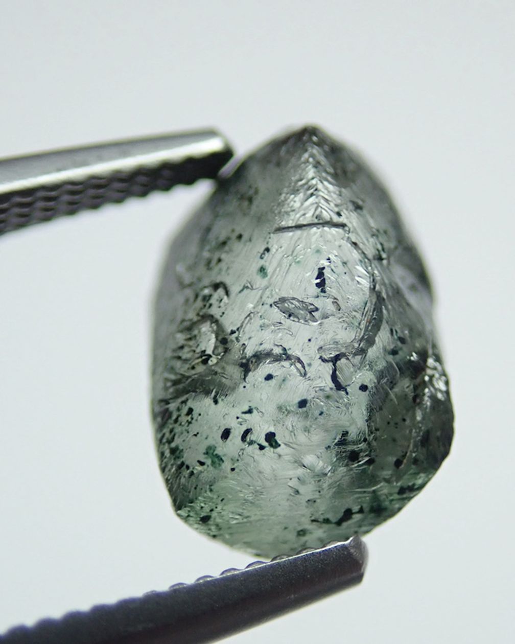 Как зеленые бриллианты приобретают свой цвет?