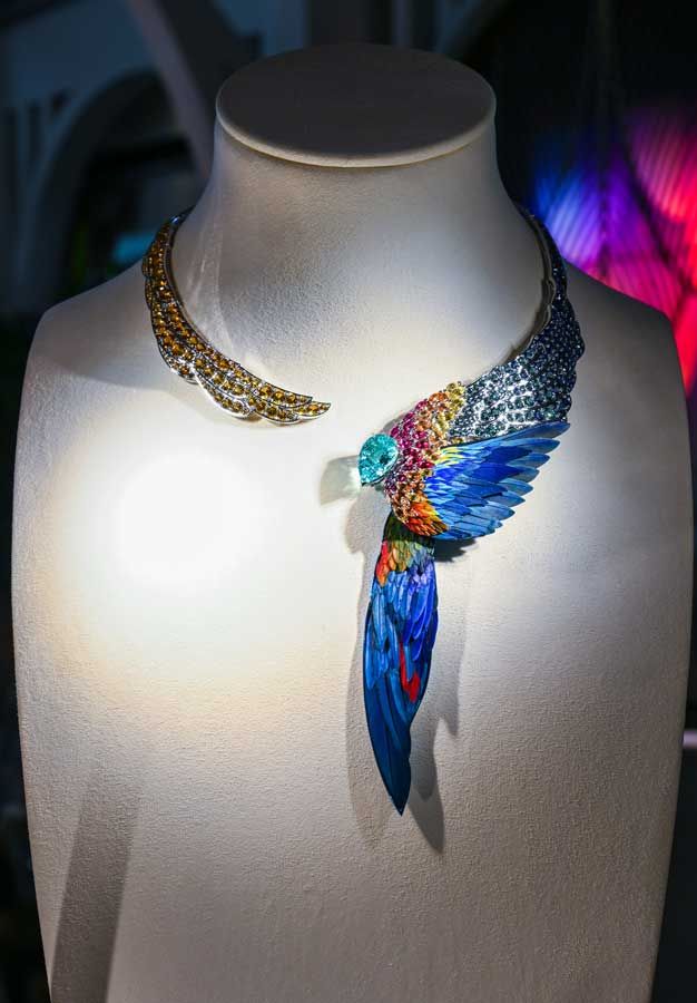 В колье Majestic Plumage от Piaget ювелирное искусство сочетается с французским искусством маркетри из перьев