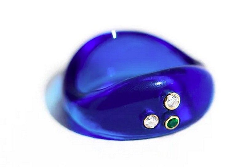 Кольцо Blue Resin Wave от Grace Lee с двумя бриллиантами и изумрудом
