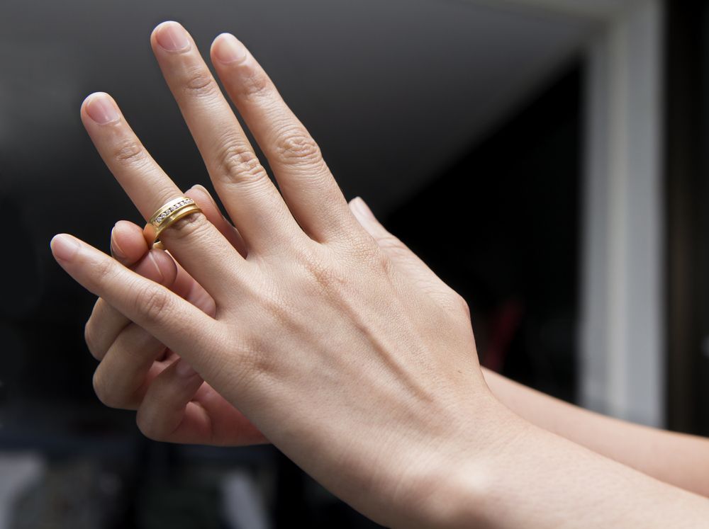 Как правильно надеть кольцо на палец, если оно не лезет?