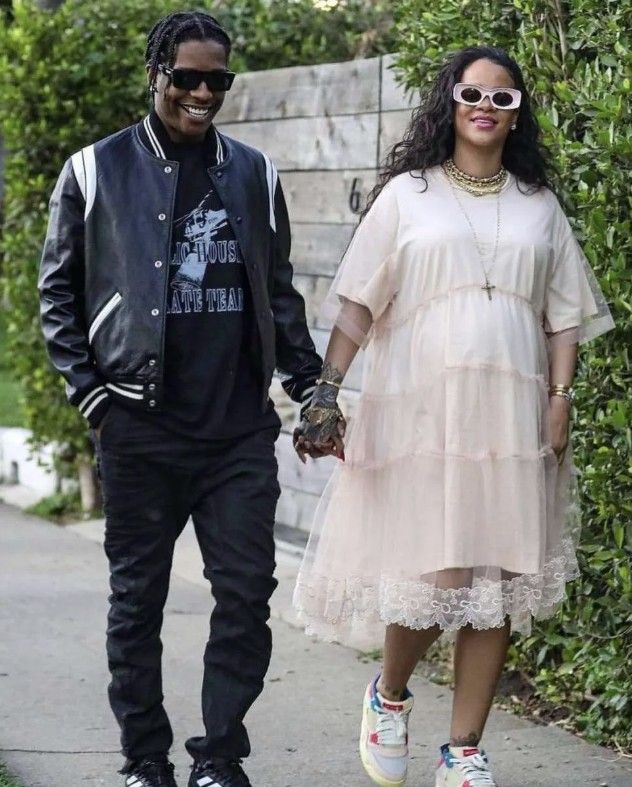 Рианна и A$AP Rocky на прогулке. На руке певицы — браслет от Annoushka 