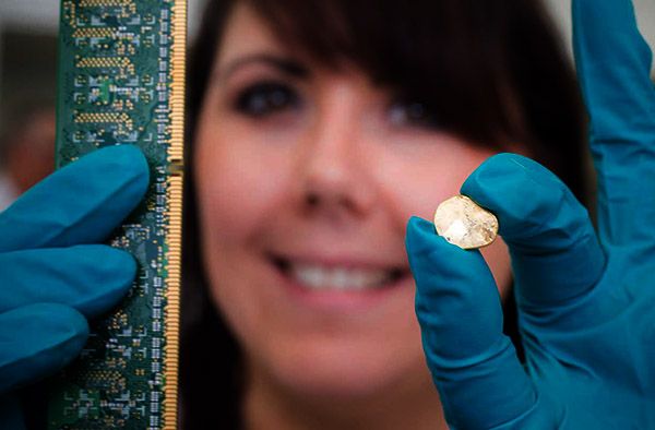 Королевский монетный двор использует новый метод извлечения золота из электронных отходов. Фото: The Royal Mint