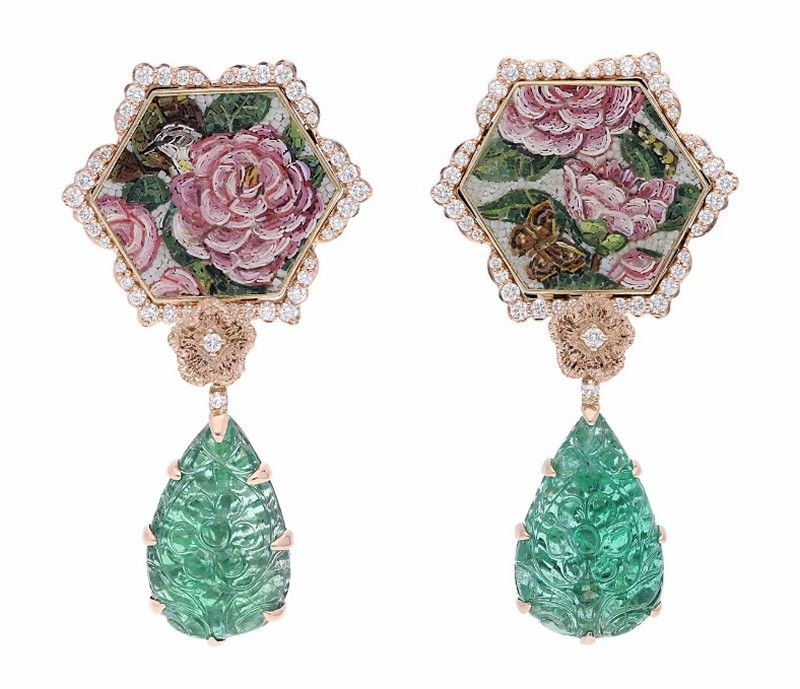 Серьги Garden of Bliss Rose из 18-каратного розового золота украшены резными замбийскими изумрудами, микромозаикой ручной работы и бриллиантами