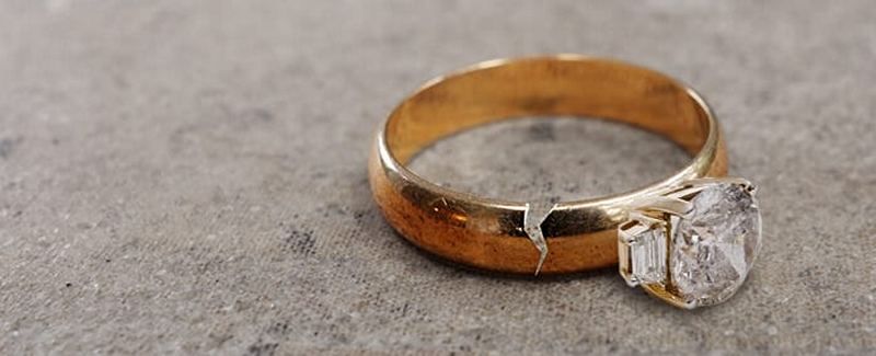 Сонник XXI века обращает внимание на то, что находка сломанного кольца с камнем может предвещать ссору