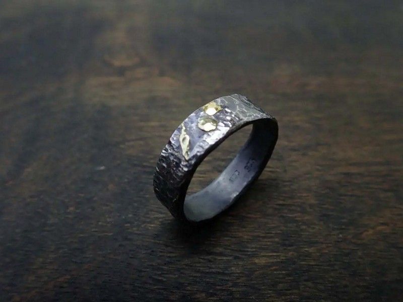 Серебряное кольцо почернело. Сломанное кольцо. Ржавое кольцо. Треснутое кольцо.