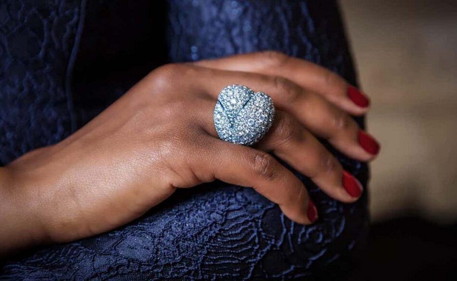 Коктейльное кольцо от бренда Vanleles из 18-каратного белого золота с титаном и бриллиантами