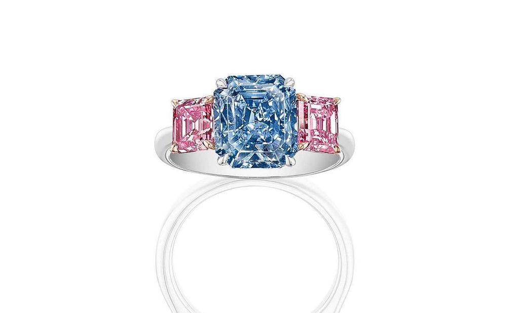Кольцо от Vihari Jewels с безупречным внутри фантазийным ярко-голубым бриллиантом весом 3,08 карата в центре