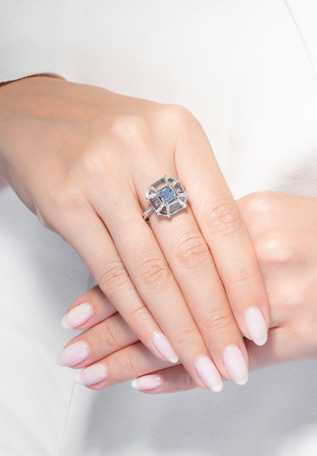 Этот фантазийный голубой бриллиант весом 0,55 карата окружают кристально чистые бриллианты портретной огранки. Vihari Jewels