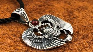 Талисман с жуком-скарабеем: значение амулета, кому можно носить Талисман с жуком-скарабеем: значение амулета, кому можно носить