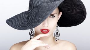 Как грамотно сочетать серьги с шляпами и шляпками