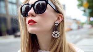 Как грамотно сочетать серьги с солнечными очками Как грамотно сочетать серьги с солнечными очками